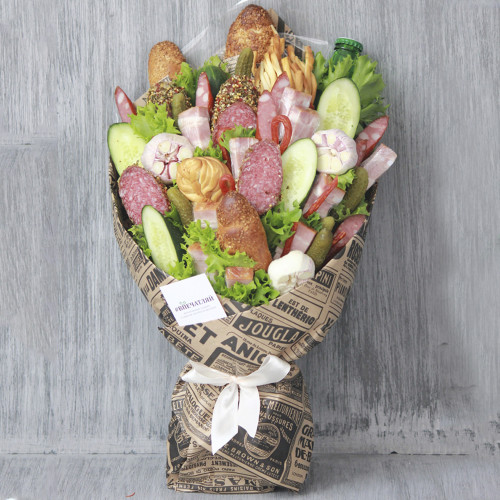 Мужской букет из колбас с сырами и овощами "Вечером можно" Мужской букет из колбас с сырами и овощами "Вечером можно"